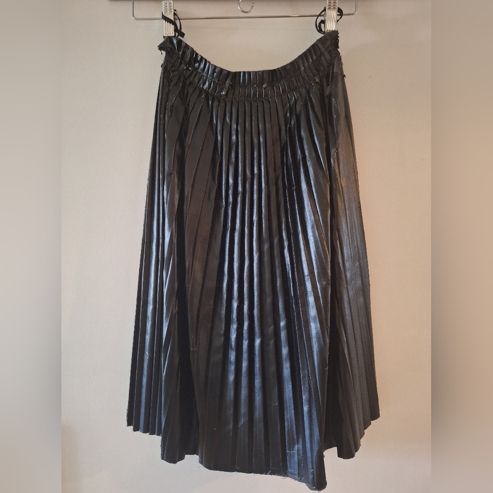 Pleated skirt. Imitation leather fabric (MADE IN ITALY) - Size IT38 (US 4)